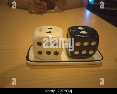 contenitore a forma di dado ludo in un ristorante Foto Stock