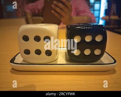 contenitore a forma di dado ludo in un ristorante Foto Stock