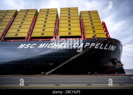 Bremerhaven, Germania. 17 luglio 2023. Il mega cargo 'MSC Michel Cappellini' costruito in Cina è in porto. La nave portacontainer fa parte dell'ultima generazione di navi costruite dalla Mediterranean Shipping Company. Con una lunghezza di circa 400 metri, una larghezza di circa 61 metri e una capacità totale di 24.346 container standard, è una delle più grandi navi portacontainer mai costruite. La nave fu battezzata il 17 luglio. Crediti: Sina Schuldt/dpa/Alamy Live News Foto Stock