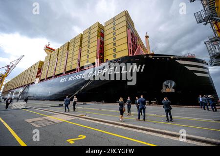 Bremerhaven, Germania. 17 luglio 2023. Il mega cargo 'MSC Michel Cappellini' costruito in Cina è in porto. La nave portacontainer fa parte dell'ultima generazione di navi costruite dalla Mediterranean Shipping Company. Con una lunghezza di circa 400 metri, una larghezza di circa 61 metri e una capacità totale di 24.346 container standard, è una delle più grandi navi portacontainer mai costruite. La nave fu battezzata il 17 luglio. Crediti: Sina Schuldt/dpa/Alamy Live News Foto Stock