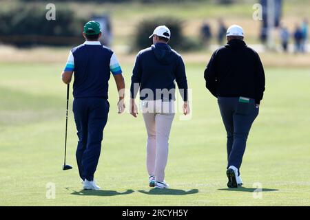 Rory McIlroy dell'Irlanda del Nord (centro), Padraig Harrington della Repubblica d'Irlanda (sinistra) e Shane Lowry della Repubblica d'Irlanda sul quinto tee durante un round di prove davanti all'Open al Royal Liverpool, Wirral. Data immagine: Lunedì 17 luglio 2023. Foto Stock