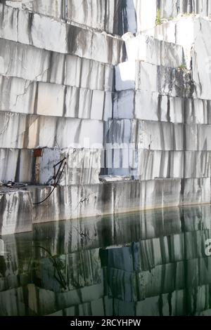 Documentazione fotografica di un muro dopo l'estrazione del marmo Foto Stock