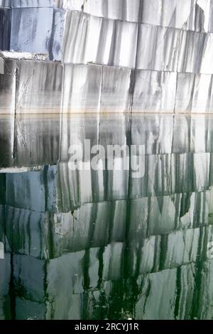 Documentazione fotografica di un muro dopo l'estrazione del marmo Foto Stock