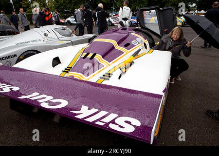 Desire Wilson, (ex pilota), seduto sul sottoscocca di Jaguar XJR-9 LM al Festival of Speed, Goodwood, 14 luglio 2023, (foto: Michael Cole) Foto Stock