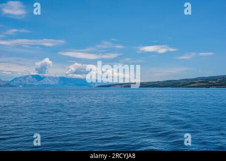 La terraferma croata vista dal vicino Supetar sulla costa settentrionale dell'isola di Brac in Croazia nel mese di maggio Foto Stock