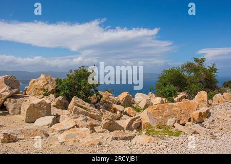 La costa vicino a Bol, sulla costa meridionale dell'isola di Brac in Croazia, a maggio Foto Stock