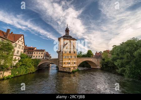 Bamberga Germania, skyline della città presso il vecchio municipio di Altes Rathaus e il fiume Linker Regnitzarm Foto Stock