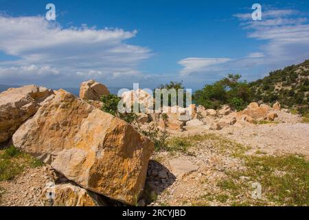 La costa vicino a Bol, sulla costa meridionale dell'isola di Brac in Croazia, a maggio Foto Stock