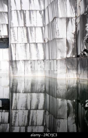 Documentazione fotografica di un muro dopo l'estrazione del marmo Foto Stock