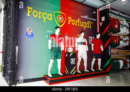 Manichini del famoso calciatore portoghese Cristiano Ronaldo all'ingresso del negozio ufficiale di Forca Portugal, Porto / Oporto, Portogallo Foto Stock