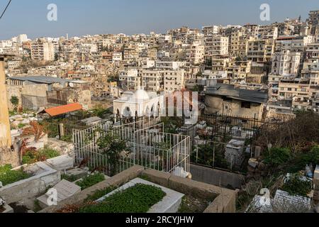 Cimitero musulmano e vista del distretto di Jessrin, Libano settentrionale, Tripoli, Libano Foto Stock