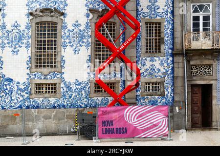 Ascensore a forbice lungo la piattaforma sopraelevata vicino alla chiesa di Igreja do Carmo, al distretto di Aliados, a Porto / Oporto, Portogallo Foto Stock