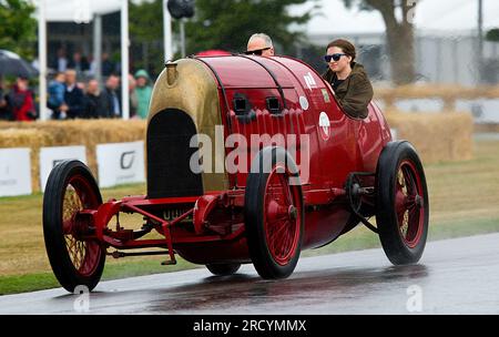 1911 Fiat S76, "la Bestia di Torino" guidata dal proprietario, Duncan Pittaway al Festival della velocità, Goodwood, 14 luglio 2023, (foto: Michael Cole) Foto Stock