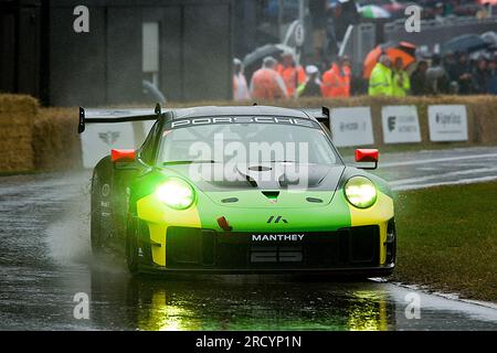 2022 Porsche 911 GT2 RS Clubsport guidata da Olaf Manthey al Festival of Speed, Goodwood, 14 luglio 2023, (foto: Michael Cole) Foto Stock