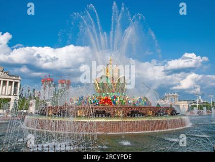 Mosca, Russia - 30 giugno 2023: Fontana di pietra Fiore dei popoli presso il Centro Fieristico All-Russian Foto Stock