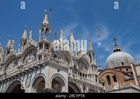 Dettagli della basilica di San Marco o della basilica di San Marco in italiano, mosaici dorati, intricate sculture e statue adornano il tetto di San Di Mark Foto Stock