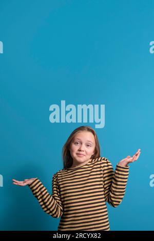 Non lo so. La ragazza mostra un gesto di ignoranza della risposta. Banner blu Foto Stock