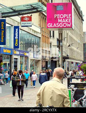 Glasgow, Scozia, Regno Unito 17 luglio 2023. Meteo del Regno Unito: Clima caldo e umido e una sensazione generale di distopia hanno visto la gente prendere le strade della città. Shopping in argyle Street. Credit Gerard Ferry/Alamy Live News Foto Stock