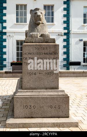 Il memoriale della prima e della seconda guerra mondiale sulla Central Promenade, Newcastle, Co. Down, Irlanda del Nord, Regno Unito Foto Stock