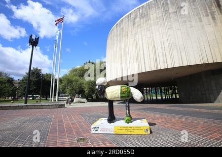 Newcastle, Regno Unito. 17 luglio 2023. Shaun the Sheep on the Tyne, 50 sculture decorate individualmente del personaggio saranno collocate in strade, parchi e aree pubbliche per 10 settimane, da lunedì 17 luglio a venerdì 22 settembre 2023. Shaun the Sheep on the Tyne viene presentato e raccolto fondi per il St Oswald's Hospice. L'organizzazione benefica ha collaborato con i produttori creativi Wild in Art, il creatore di Shaun the Sheep Aardman. Credito: DEW/Alamy Live News Foto Stock