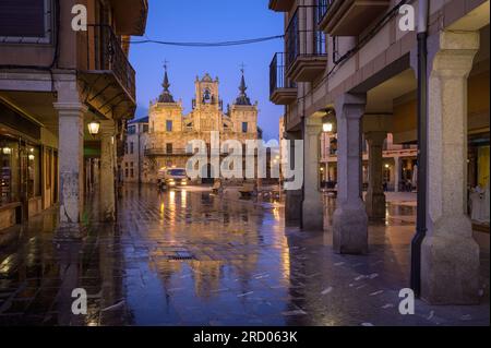 Un passo indietro nel tempo: Esplorando lo storico municipio di Astorga in Plaza Mayor, Spagna Foto Stock