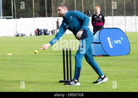 Il cricket inglese Chris Woakes si unisce a una sessione di cricket per disabili di base allo Stockport Georgians Cricket Club davanti al quarto LV= Insurance Men's Ashes test match contro l'Australia all'Old Trafford Cricket Ground. Il club riceverà finanziamenti da #Funds4Runs, un investimento congiunto di 31 milioni di dollari tra l'England and Wales Cricket Board (ECB) e LV= Insurance, per supportare gli allenatori per future sessioni di disabilità nel Lancashire. Data immagine: Lunedì 17 luglio 2023. Foto Stock