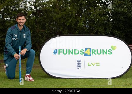 Il cricket inglese Josh Tongue si unisce a una sessione di Cricket per disabili di base allo Stockport Georgians Cricket Club davanti al quarto LV= Insurance Men's Ashes test match contro l'Australia all'Old Trafford Cricket Ground. Il club riceverà finanziamenti da #Funds4Runs, un investimento congiunto di 31 milioni di dollari tra l'England and Wales Cricket Board (ECB) e LV= Insurance, per supportare gli allenatori per future sessioni di disabilità nel Lancashire. Data immagine: Lunedì 17 luglio 2023. Foto Stock