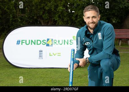 Il cricket inglese Chris Woakes si unisce a una sessione di cricket per disabili di base allo Stockport Georgians Cricket Club davanti al quarto LV= Insurance Men's Ashes test match contro l'Australia all'Old Trafford Cricket Ground. Il club riceverà finanziamenti da #Funds4Runs, un investimento congiunto di 31 milioni di dollari tra l'England and Wales Cricket Board (ECB) e LV= Insurance, per supportare gli allenatori per future sessioni di disabilità nel Lancashire. Data immagine: Lunedì 17 luglio 2023. Foto Stock