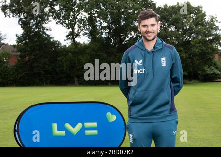 Il cricket inglese Josh Tongue si unisce a una sessione di Cricket per disabili di base allo Stockport Georgians Cricket Club davanti al quarto LV= Insurance Men's Ashes test match contro l'Australia all'Old Trafford Cricket Ground. Il club riceverà finanziamenti da #Funds4Runs, un investimento congiunto di 31 milioni di dollari tra l'England and Wales Cricket Board (ECB) e LV= Insurance, per supportare gli allenatori per future sessioni di disabilità nel Lancashire. Data immagine: Lunedì 17 luglio 2023. Foto Stock