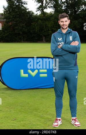 Il cricket inglese Josh Tongue si unisce a una sessione di Cricket per disabili di base allo Stockport Georgians Cricket Club davanti al quarto LV= Insurance Men's Ashes test match contro l'Australia all'Old Trafford Cricket Ground. Il club riceverà finanziamenti da #Funds4Runs, un investimento congiunto di 31 milioni di dollari tra l'England and Wales Cricket Board (ECB) e LV= Insurance, per supportare gli allenatori per future sessioni di disabilità nel Lancashire. Data immagine: Lunedì 17 luglio 2023. Foto Stock