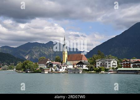 Rottach Egern, Deutschland. 17 luglio 2023. Vista sul Tegernsee fino a Rottach Egern il 07/17/2023 paesaggio, montagne, Alpi, montagne. Lago, riva. ? Credito: dpa/Alamy Live News Foto Stock