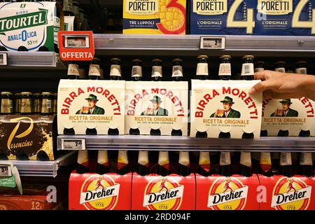 Birra Moretti birra italiana in un supermercato Foto Stock