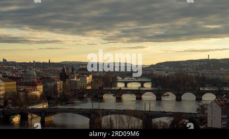 Vista dei ponti di Praga dal padiglione Hanavský Foto Stock