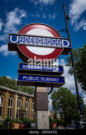 Ingresso alla stazione della metropolitana Bethnal Green. Stazione della metropolitana di Londra sulla Central Line. Aperto nel 1946, è stato utilizzato come rifugio antiaereo della seconda guerra mondiale. Foto Stock