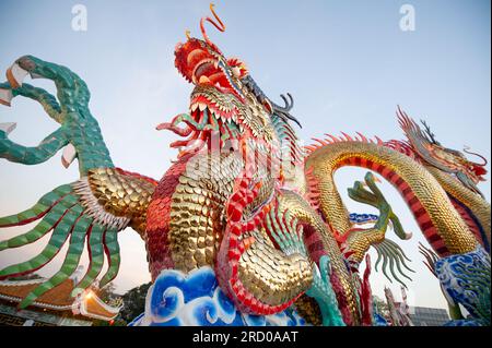 Il drago danzante dorato splendidamente dettagliato costruito a Suan Sawan, o Paradise Park a Nakhon Sawan, Thailandia Foto Stock