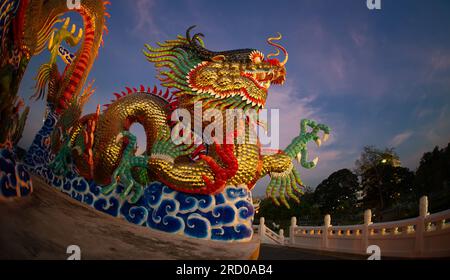 Il drago danzante dorato splendidamente dettagliato costruito a Suan Sawan, o Paradise Park a Nakhon Sawan, Thailandia Foto Stock