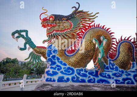 Il drago danzante dorato splendidamente dettagliato costruito a Suan Sawan, o Paradise Park a Nakhon Sawan, Thailandia Foto Stock