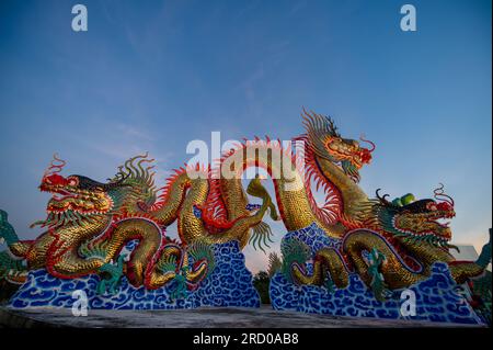 Il drago danzante dorato splendidamente dettagliato costruito a Suan Sawan, o Paradise Park a Nakhon Sawan, Thailandia Foto Stock