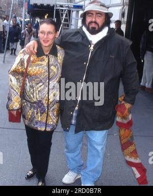 1996 Luciano Pavarotti Nicoletta Mantovani moglie John Barrett/PHOTOlink Foto Stock