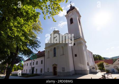 Chiesa barocca (costruita nel 1754) di Szent Mauriciusz Monostor (monastero di San Maurizio), Bakony, Bakonybel, Ungheria Foto Stock