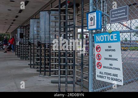 Sterling Heights, Michigan - i Turnstiles accolgono i lavoratori delle automobili che entrano o escono dallo stabilimento di assemblaggio di Sterling Heights di Stellantis. Un cartello proibisce i trespassi Foto Stock