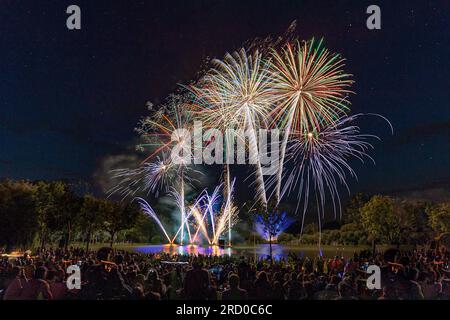 C) Denis TRASFI / MAXPPP - feux d'artifice à Aigrefeuille d'Aunis le 14 juillet 2023 Foto Stock