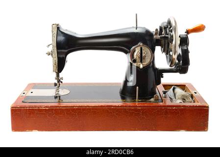 Antica macchina da cucire isolati su sfondo bianco Foto Stock