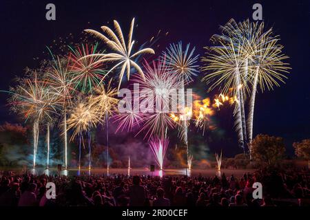 C) Denis TRASFI / MAXPPP - feux d'artifice à Aigrefeuille d'Aunis le 14 juillet 2023 Foto Stock