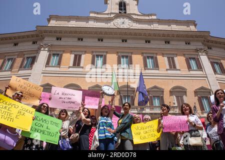 Roma, Italia. 17 luglio 2023. Flashmob organizzato dalle donne dell'associazione "differenza donna" davanti al Palazzo Montecitorio di Roma (foto di Matteo Nardone/Pacific Press) credito: Pacific Press Media Production Corp./Alamy Live News Foto Stock