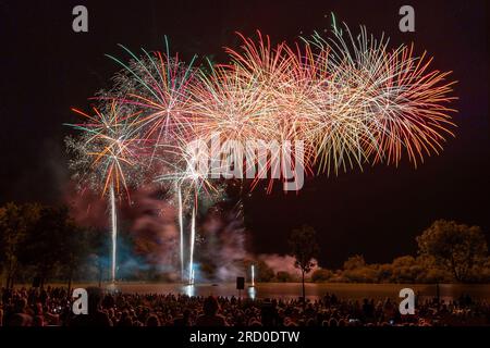 C) Denis TRASFI / MAXPPP - feux d'artifice à Aigrefeuille d'Aunis le 14 juillet 2023 Foto Stock