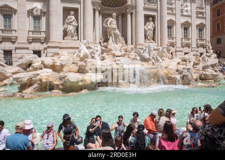 Roma, Italia. 17 luglio 2023. Turisti di fronte alla Fontana di Trevi a Roma in una calda giornata estiva (Credit Image: © Matteo Nardone/Pacific Press via ZUMA Press Wire) SOLO USO EDITORIALE! Non per USO commerciale! Foto Stock