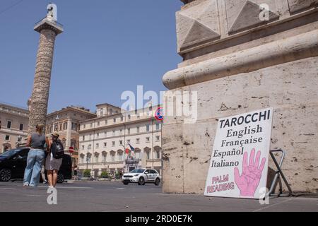 Roma, Italia. 17 luglio 2023. Uno striscione di tarocchi vicino a Palazzo Chigi a Roma (Credit Image: © Matteo Nardone/Pacific Press via ZUMA Press Wire) SOLO USO EDITORIALE! Non per USO commerciale! Foto Stock