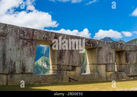 Mura di pietra delle rovine di edifici intorno alle rovine di Machu Picchu in Perù. Foto Stock