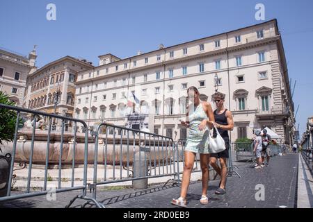 Roma, Italia. 17 luglio 2023. I turisti camminano di fronte a Palazzo Chigi a Roma (Credit Image: © Matteo Nardone/Pacific Press via ZUMA Press Wire) SOLO USO EDITORIALE! Non per USO commerciale! Foto Stock